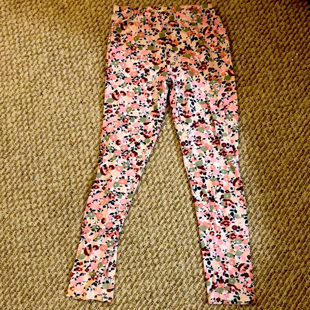 The brand is one step up and it is leggings and a size M 10/12